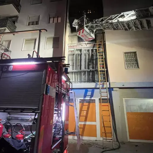 Incendio in una palazzina nel Milanese, morti due anziani e il figlio nella loro casa\n