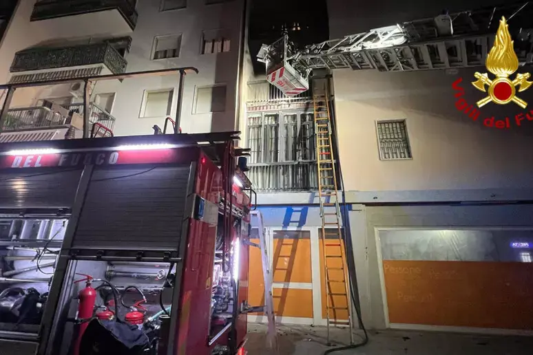 Incendio in una palazzina nel Milanese, morti due anziani e il figlio nella loro casa\n