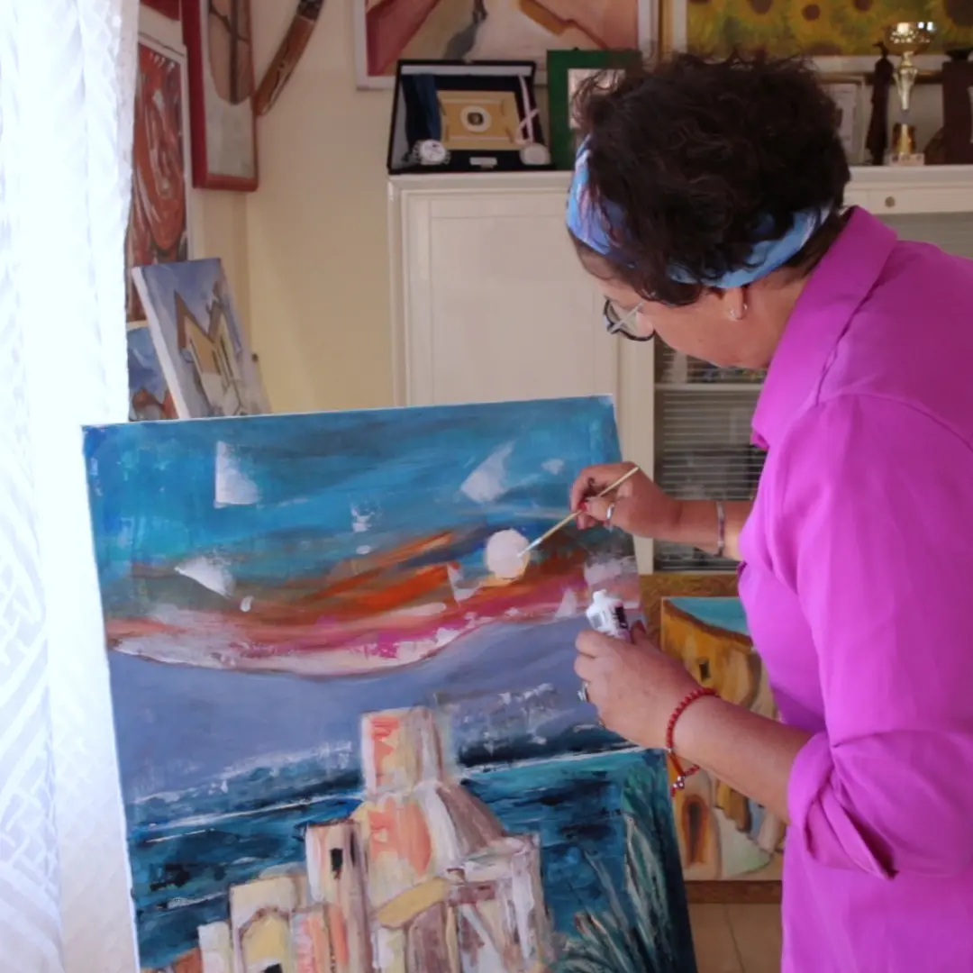Da casalinga a pittrice “sismica”, un viaggio fra passioni e colori: oggi nuova puntata di\u00A0LaC Storie\u00A0\n