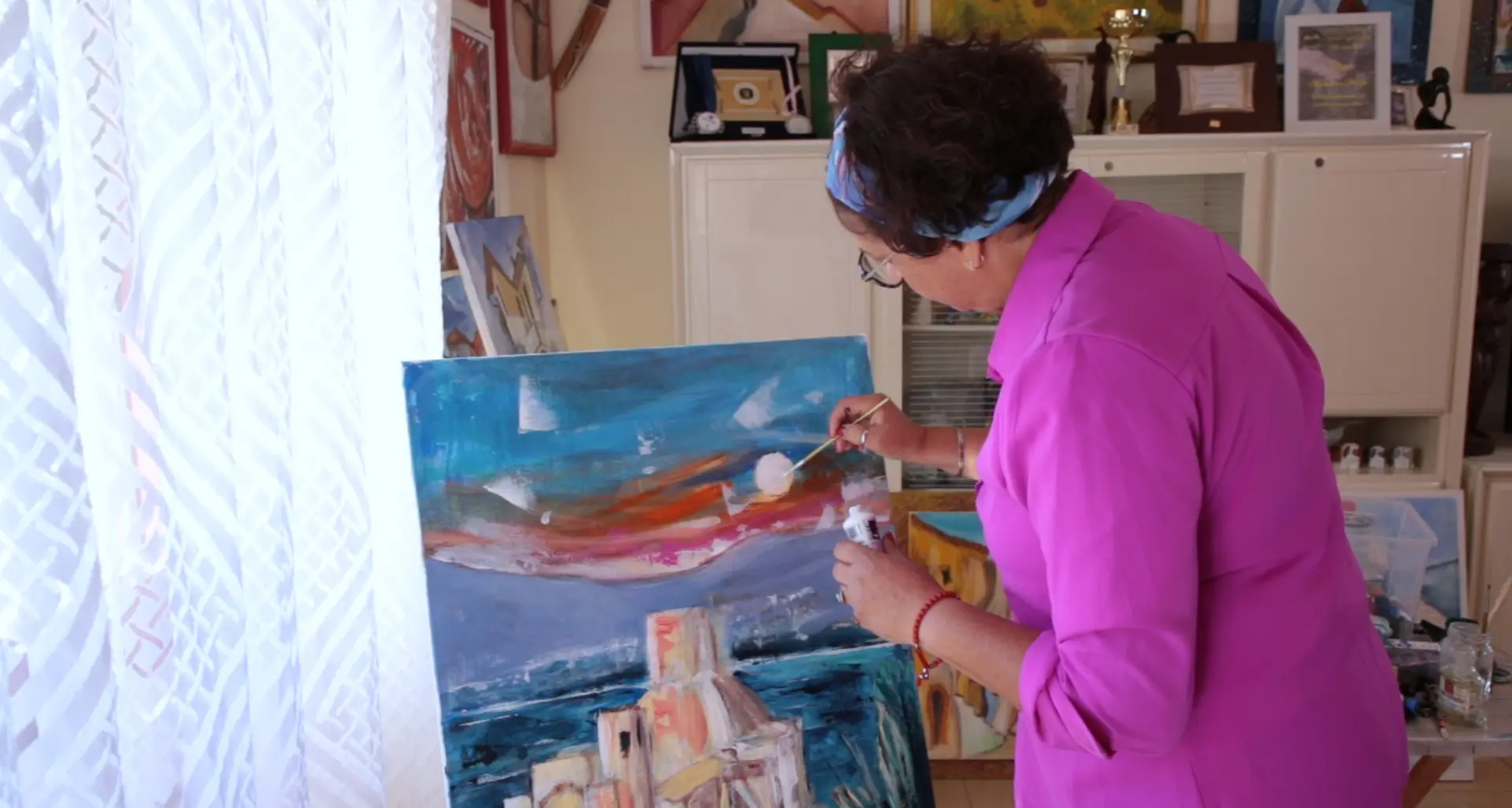 Da casalinga a pittrice “sismica”, un viaggio fra passioni e colori: oggi nuova puntata di\u00A0LaC Storie\u00A0\n