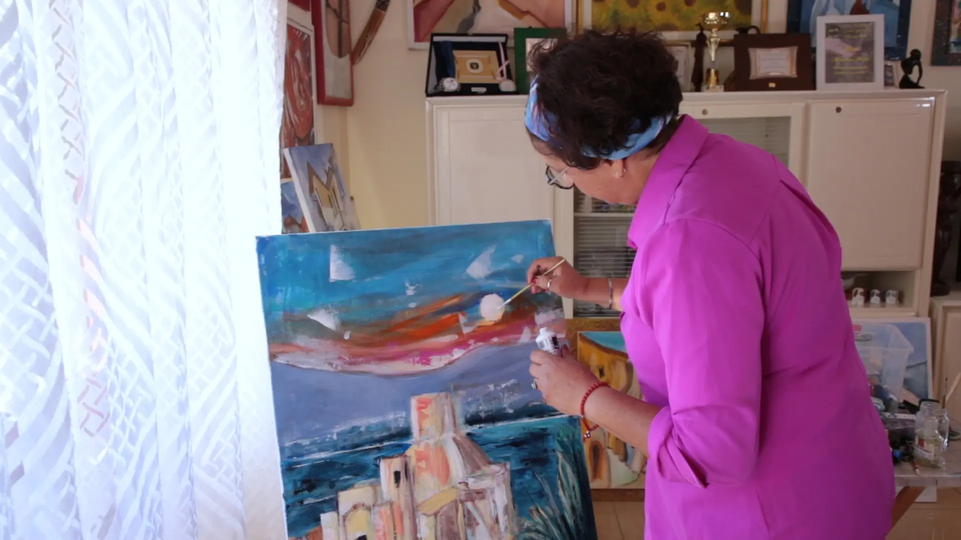 Da casalinga a pittrice “sismica”, un viaggio fra passioni e colori: oggi nuova puntata di\u00A0LaC Storie\u00A0\n