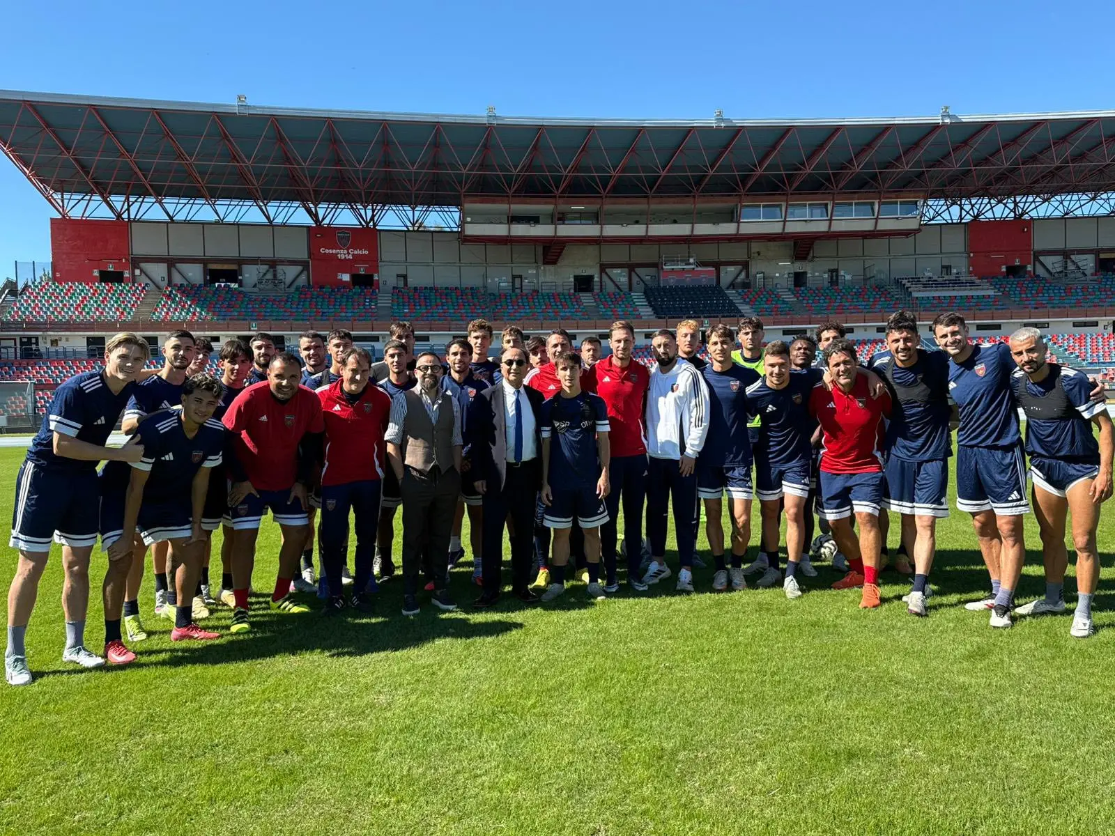 Cosenza, Guarascio in visita alla squadra: «Continuiamo su questa strada»