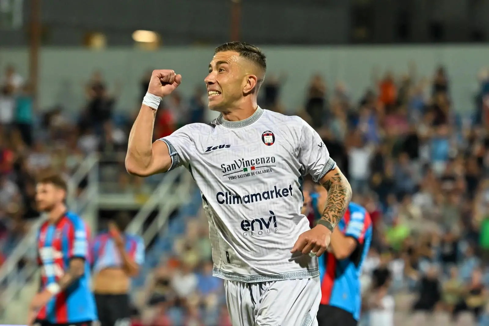 Crotone sul velluto: allo “Zaccheria” di Foggia gli squali vincono 0-3 con reti di Zunno, Berra e Murano\n