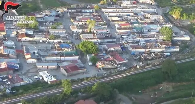 Lamezia, iniziati i lavori di bonifica dell’area esterna del campo rom di Scordovillo: finiranno entro 4 mesi