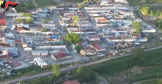 Lamezia, iniziati i lavori di bonifica dell’area esterna del campo rom di Scordovillo: finiranno entro 4 mesi