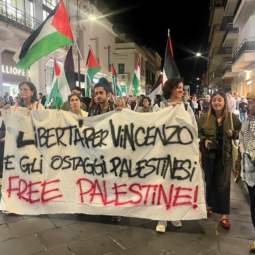 A Reggio la voce del silenzio\u00A0per la Palestina libera:\u00A0«C’è un popolo che\u00A0torna casa senza averne più una»\n
