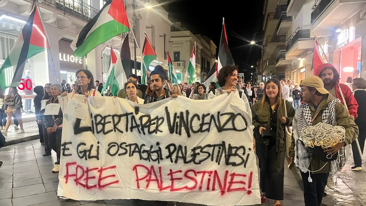 <p>Il corteo di bandiere sul corso Garibaldi a Reggio Calabria</p>\\n