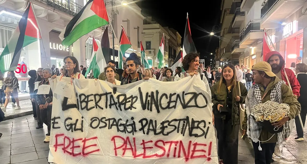 A Reggio la voce del silenzio\u00A0per la Palestina libera:\u00A0«C’è un popolo che\u00A0torna casa senza averne più una»\n