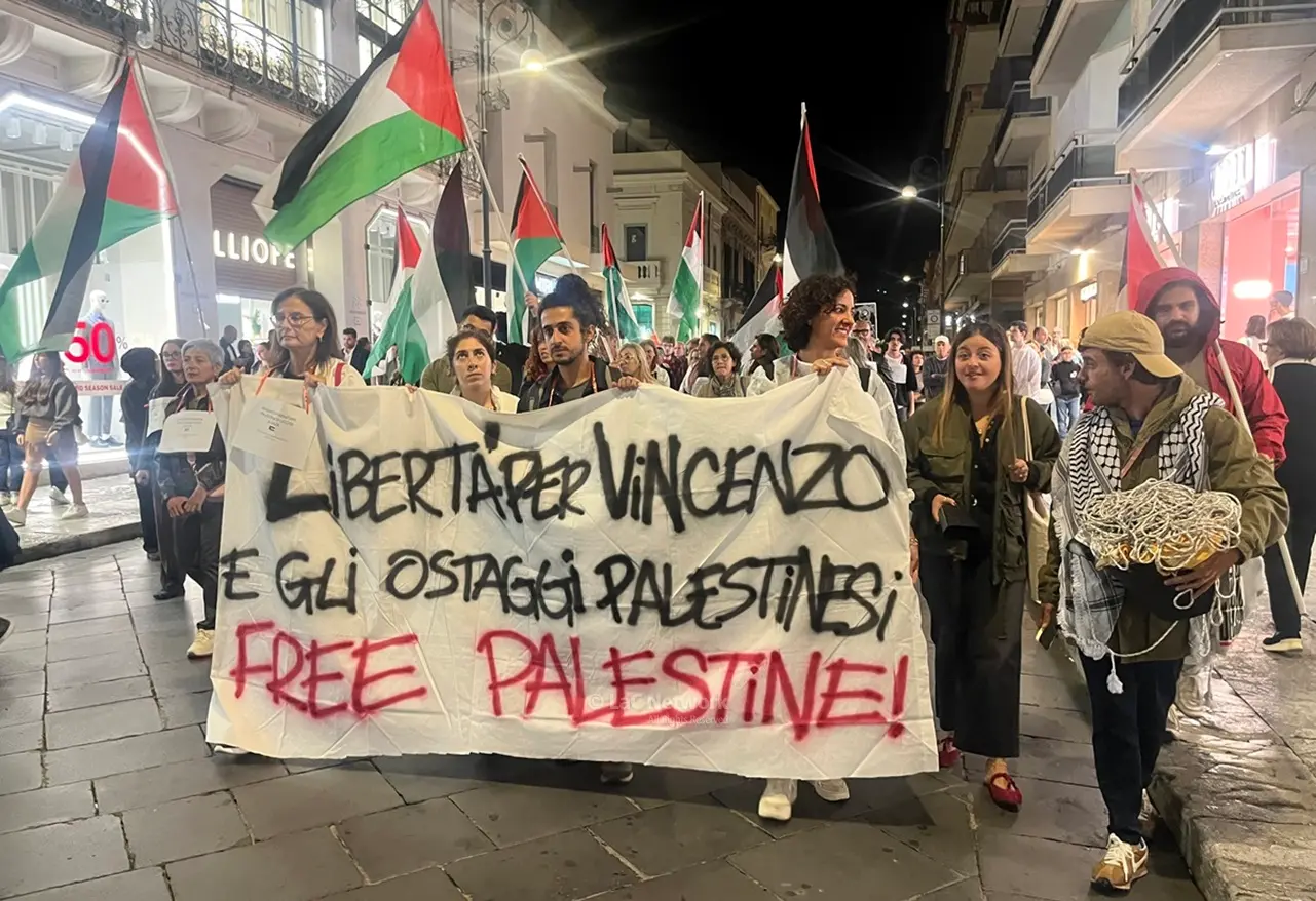 A Reggio la voce del silenzio\u00A0per la Palestina libera:\u00A0«C’è un popolo che\u00A0torna casa senza averne più una»\n