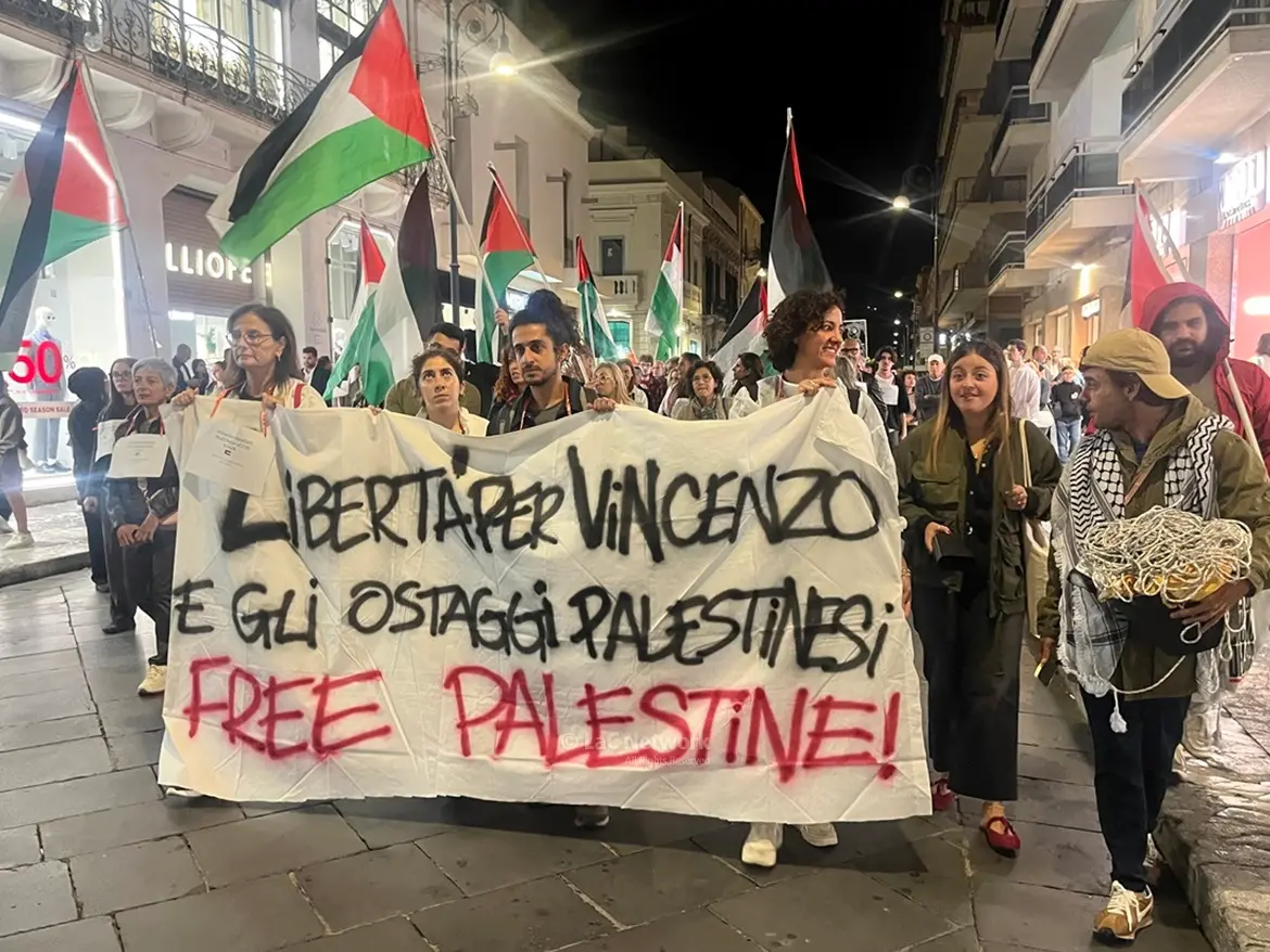 A Reggio la voce del silenzio per la Palestina libera: «C’è un popolo che torna casa senza averne più una»