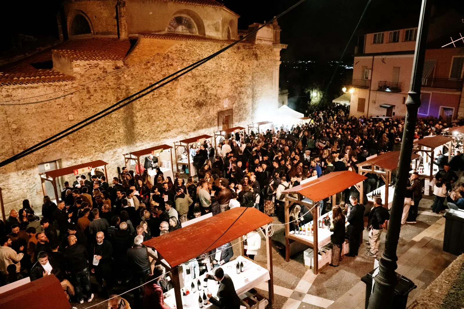 Vicoli diVini 2025: migliaia di visitatori nel centro storico di Vibo Valentia per la festa del vino calabrese\n