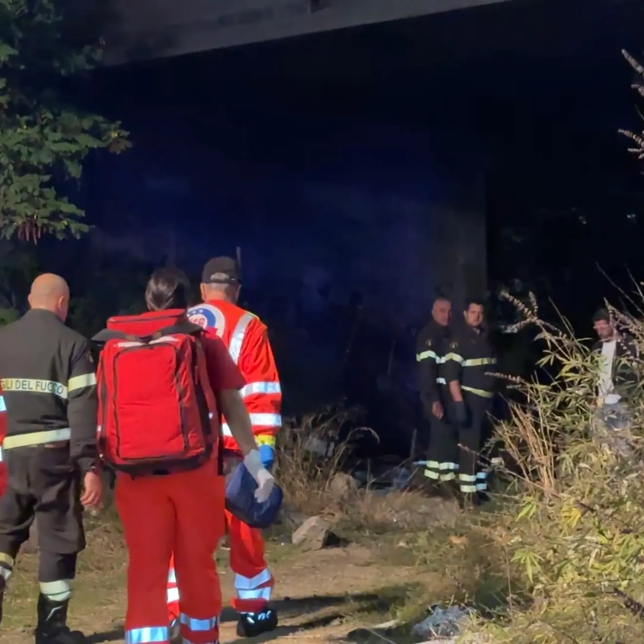 Rossano, baracca in fiamme sotto il Ponte Almirante: salvato un giovane, indagini sulle cause\n
