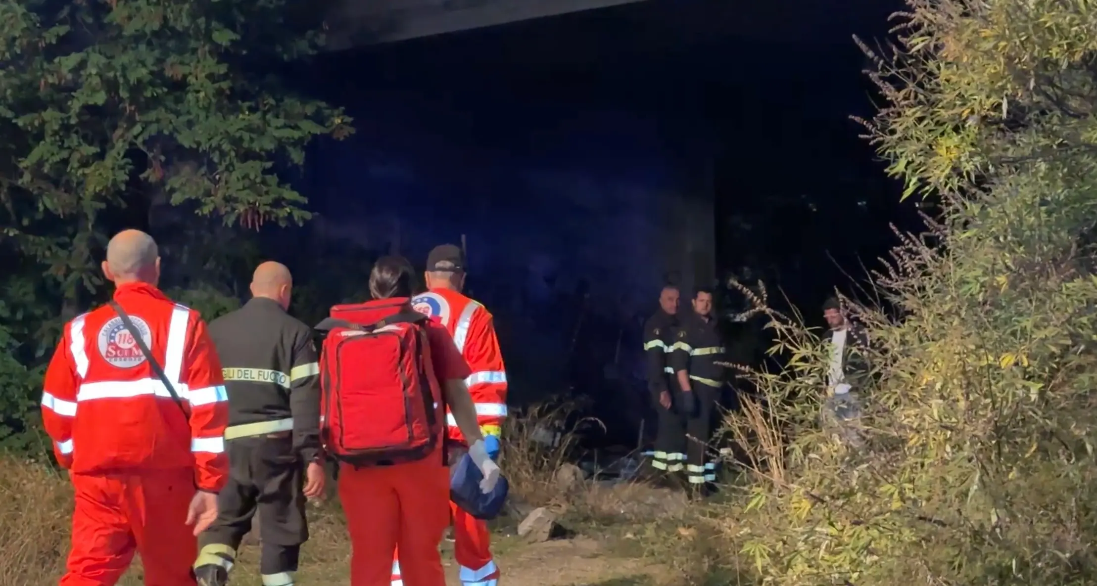 Rossano, baracca in fiamme sotto il Ponte Almirante: salvato un giovane, indagini sulle cause\n