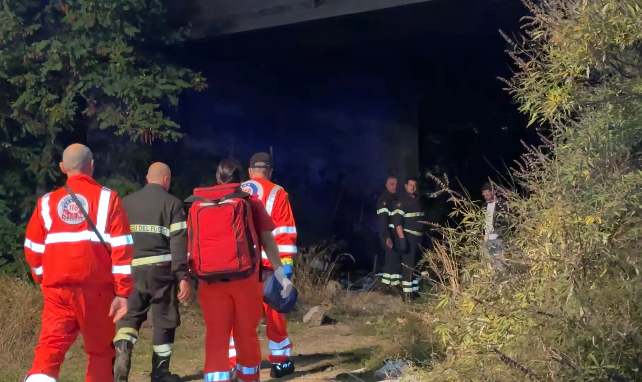 Rossano, baracca in fiamme sotto il Ponte Almirante: salvato un giovane, indagini sulle cause\n