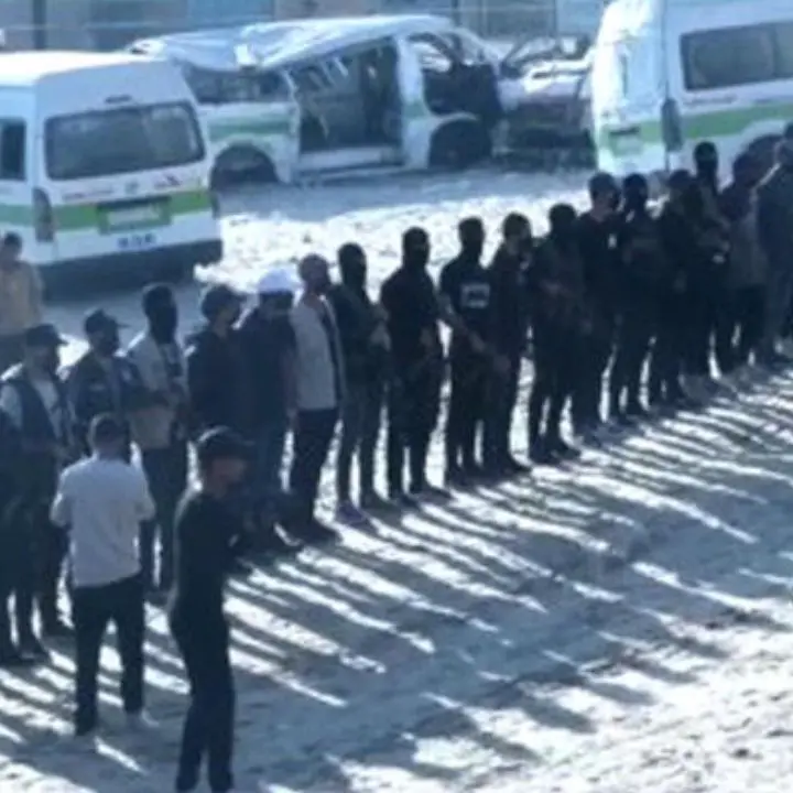 Hamas rilascia gli ostaggi:\u00A0in sette consegnati alla Croce Rossa\n