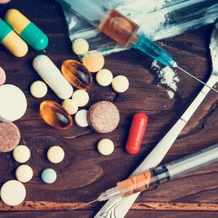 Droghe, in Italia scoperte 92 nuove sostanze in un anno: crescono accessi in pronto soccorso e rischi tra i giovani\n