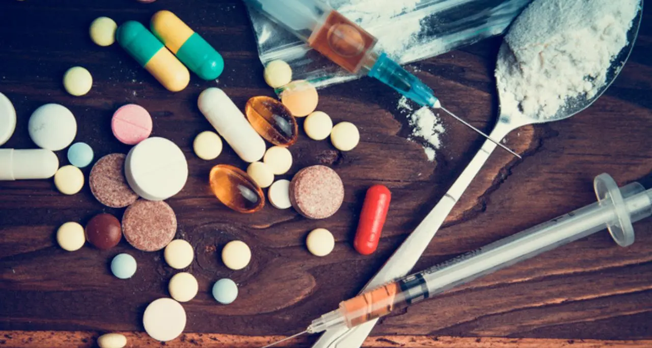 Dal fentanyl all’erba “legale”, è allarme NPS: le droghe sintetiche che uccidono al primo uso\n