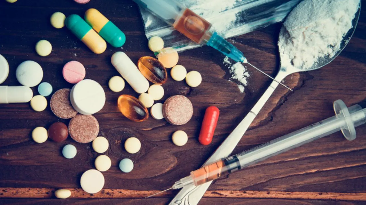 Dal fentanyl all’erba “legale”, è allarme NPS: le droghe sintetiche che uccidono al primo uso\n