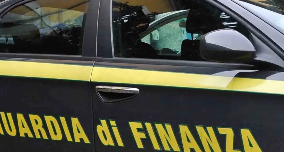 Soverato, sequestrata una discarica abusiva all’interno di un fabbricato di 2mila metri quadri con tetto in eternit\n