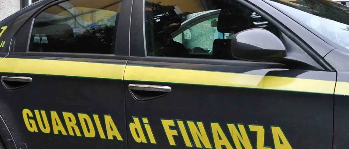 Soverato, sequestrata una discarica abusiva all’interno di un fabbricato di 2mila metri quadri con tetto in eternit\n