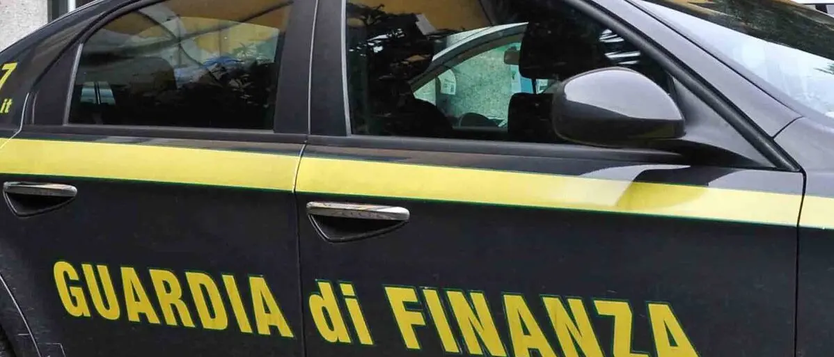 Soverato, sequestrata una discarica abusiva all’interno di un fabbricato di 2mila metri quadri con tetto in eternit\n