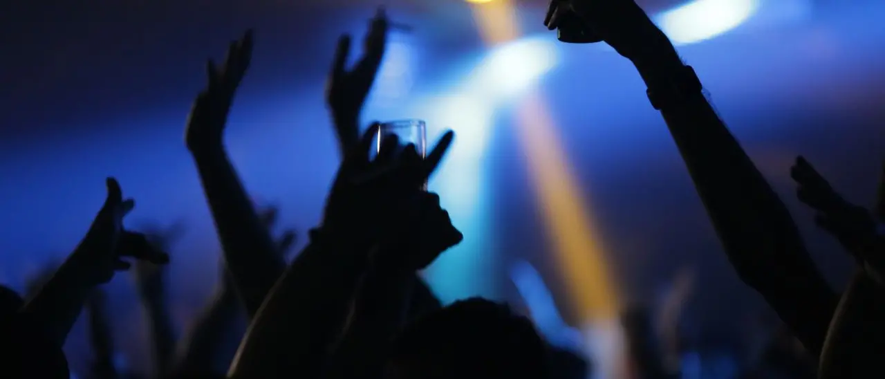 Una generazione inconsapevole: in Italia (ri)suona l’allarme\u00A0su sesso non protetto, alcol e fumo tra i più giovani\n