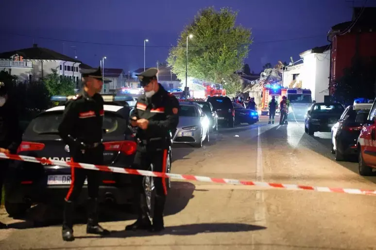 Verona, esplosione durante uno sgombero: tre carabinieri morti e tredici feriti\n