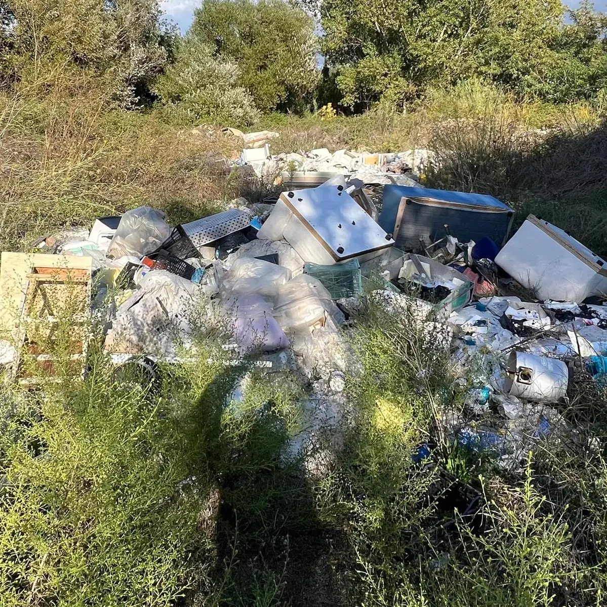 Rende, discarica abusiva in contrada Cutura: scattano i sigilli della Polizia locale\n