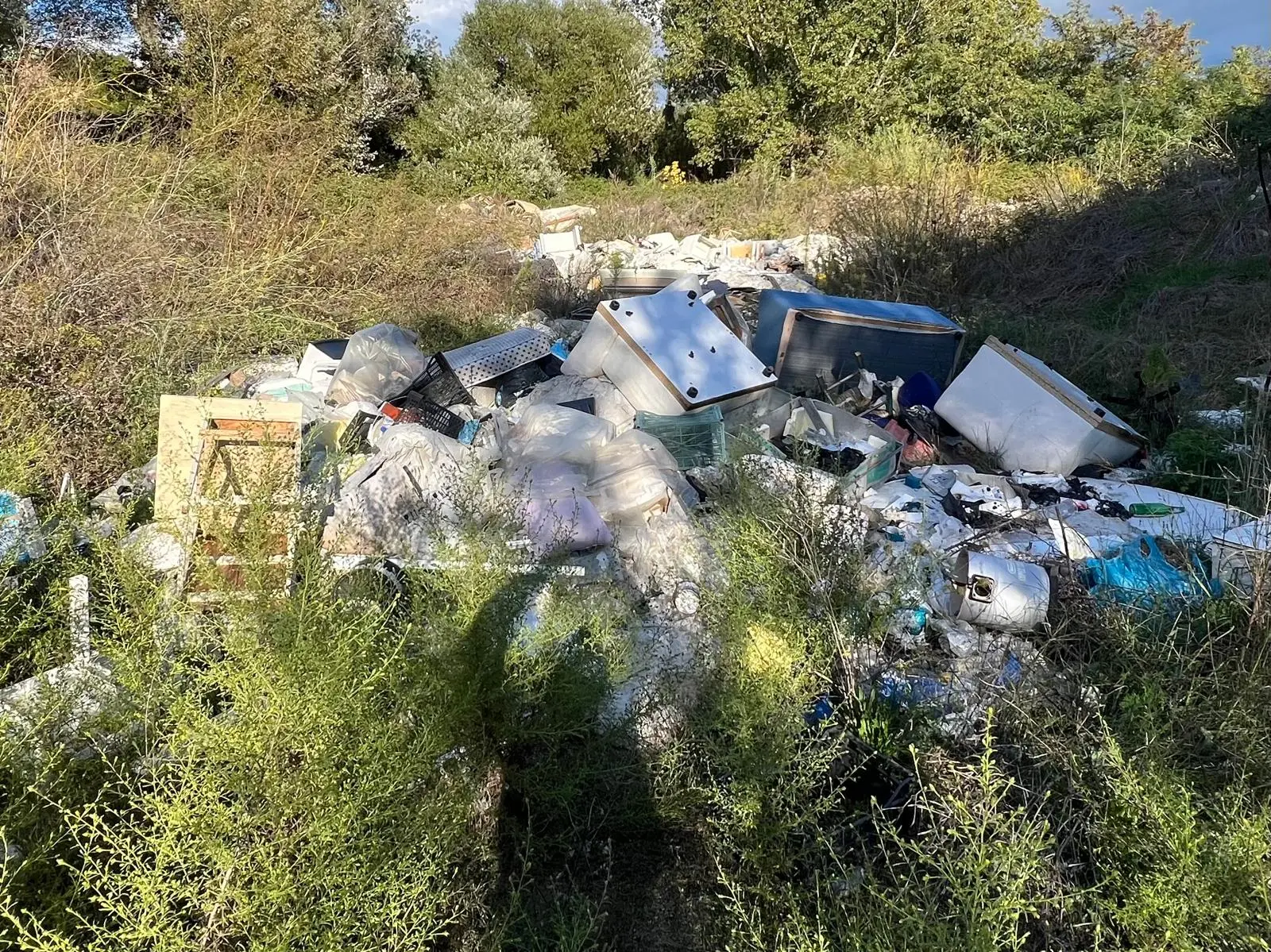 Rende, discarica abusiva in contrada Cutura: scattano i sigilli della Polizia locale\n