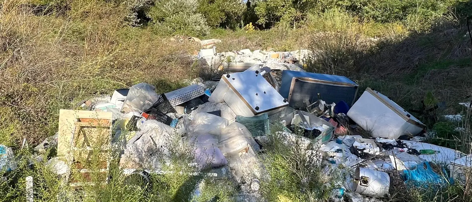 Rende, discarica abusiva in contrada Cutura: scattano i sigilli della Polizia locale\n