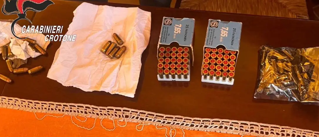 «Se una cosca non ha le armi che cosca è?»:\u00A0kalashnikov, fucili e bazooka, l'arsenale dei Farao Marincola sotterrato nei tubi\n