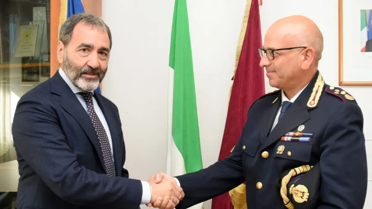 Il Questore di Cosenza Cannizzaro stringe la mano al neo commissario di Corigliano Rossano, Iasi