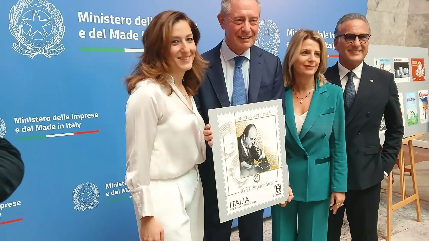 Il ministro Urso con il francobollo Spadafora