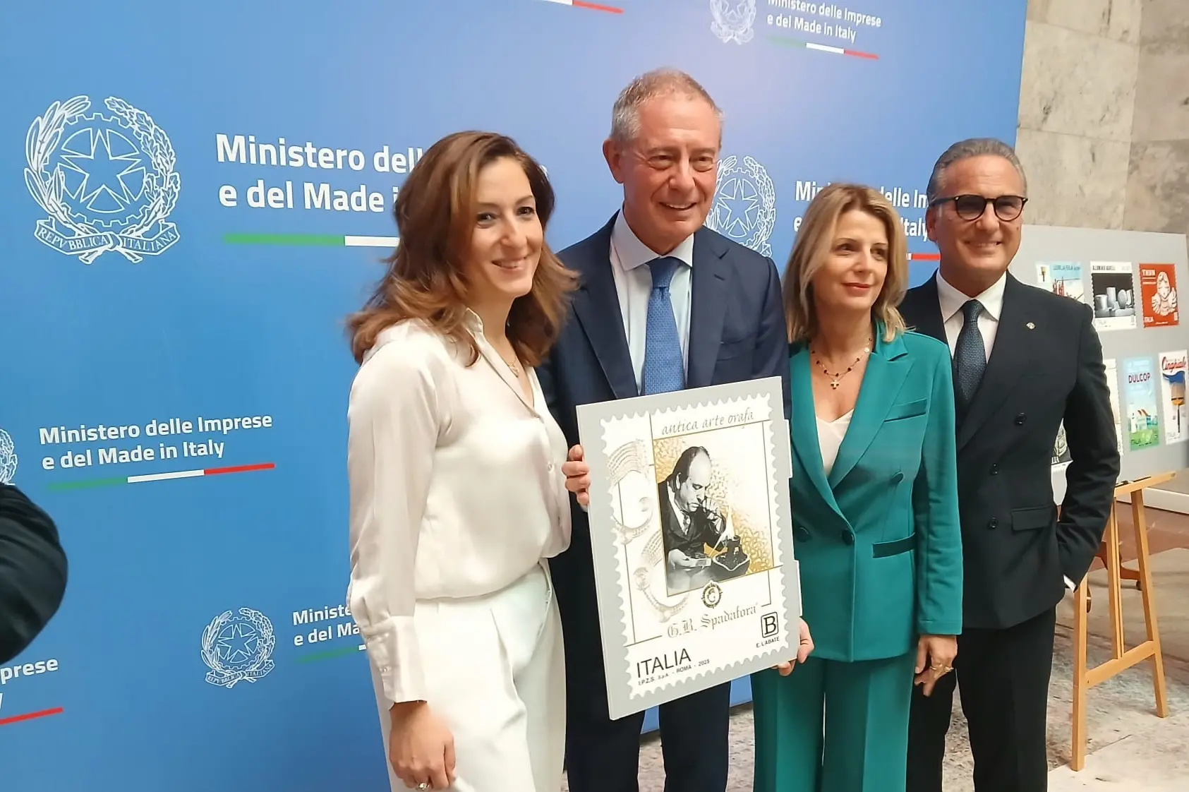 Il ministro Urso con il francobollo Spadafora