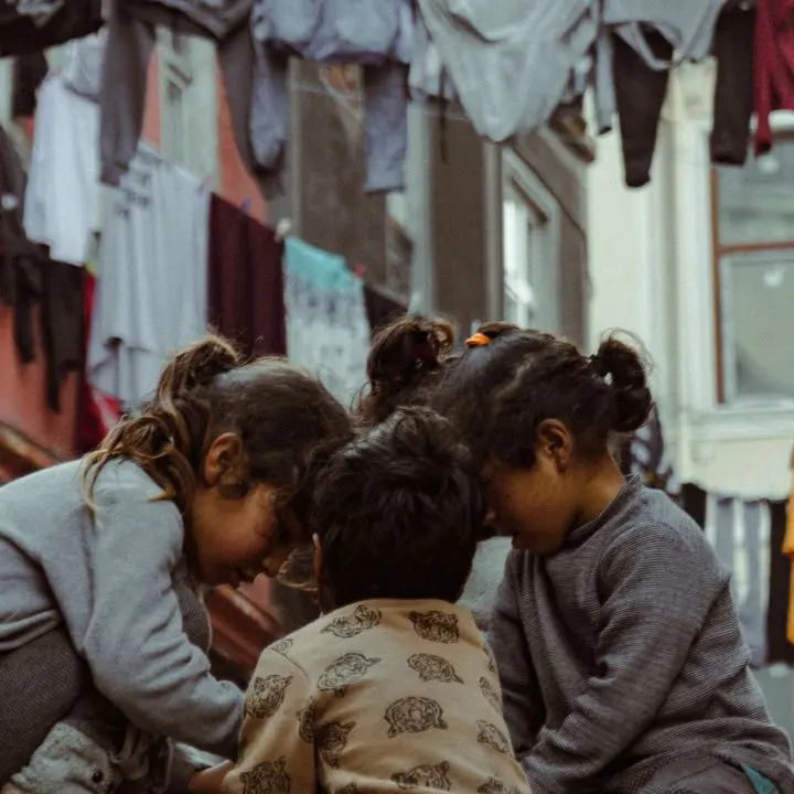 Record di poveri tra minori e lavoratori, sono 5,7 milioni:\u00A0Italia inchiodata al disagio sociale\n