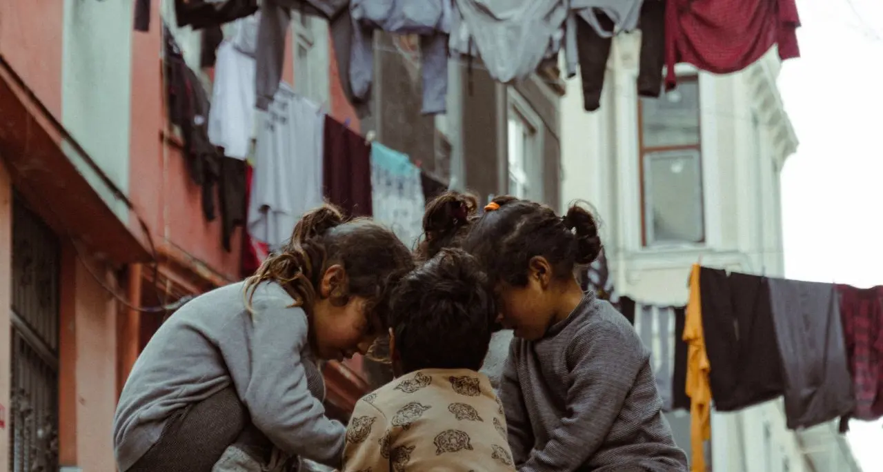 Record di poveri tra minori e lavoratori, sono 5,7 milioni:\u00A0Italia inchiodata al disagio sociale\n