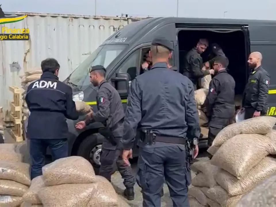 ’Ndrangheta e camorra unite per traffici di coca da 18 milioni: i NOMI degli indagati calabresi