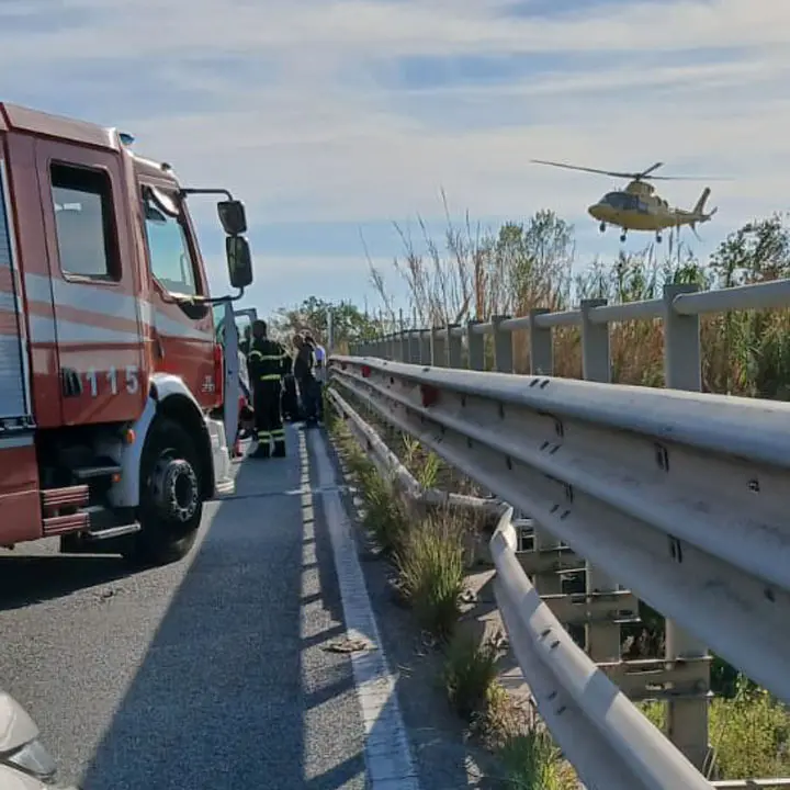 Incidente sulla Statale 18 a Fiumefreddo Bruzio: tre feriti e strada chiusa in entrambe le direzioni\n