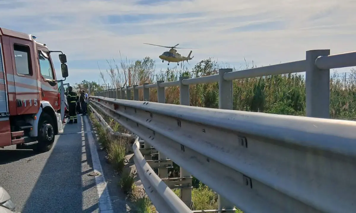 Incidente sulla Statale 18 a Fiumefreddo Bruzio: tre feriti e strada chiusa in entrambe le direzioni\n