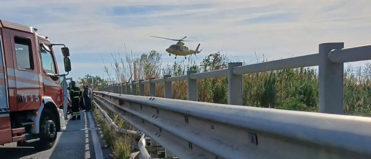 Incidente sulla Statale 18 a Fiumefreddo Bruzio: tre feriti e strada chiusa in entrambe le direzioni\n