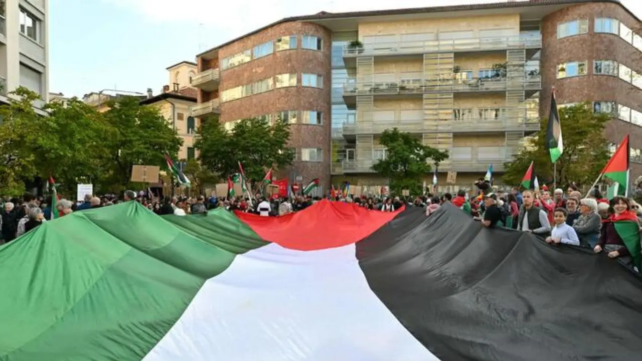 La manifestazione pro Palestina in corso a Udine