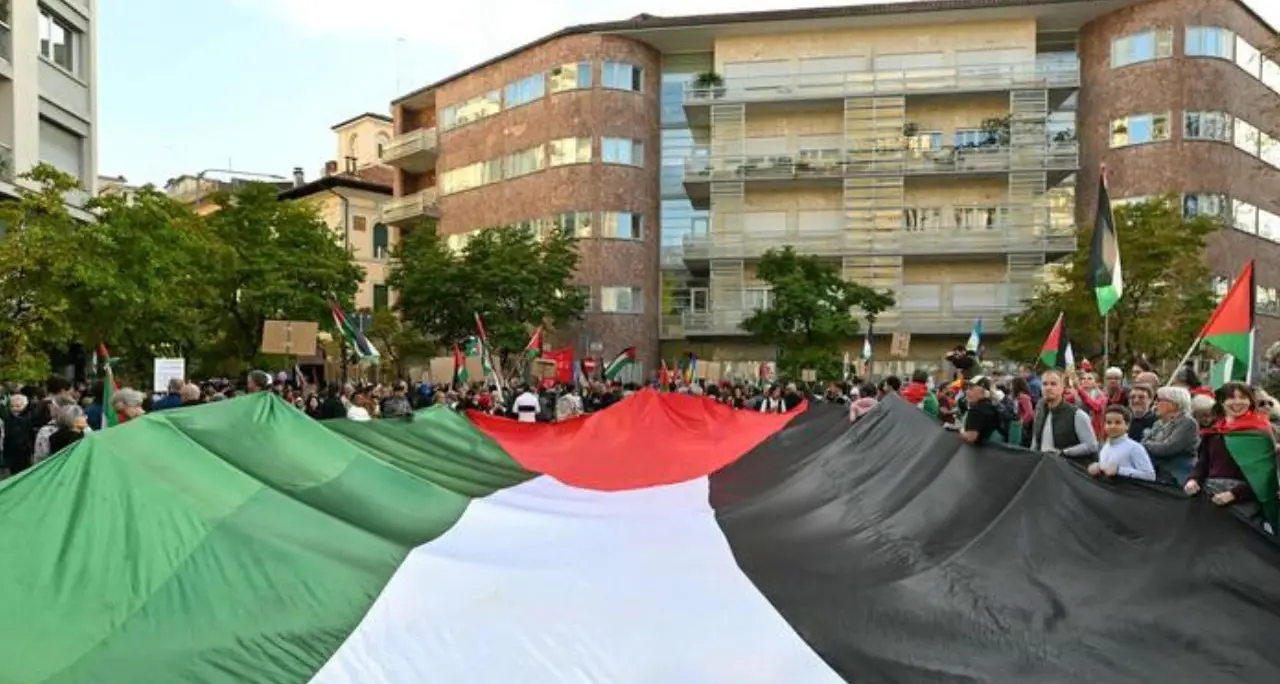 Udine, città “blindata” per il corteo per\u00A0la Palestina:\u00A0manifestanti in piazza\n