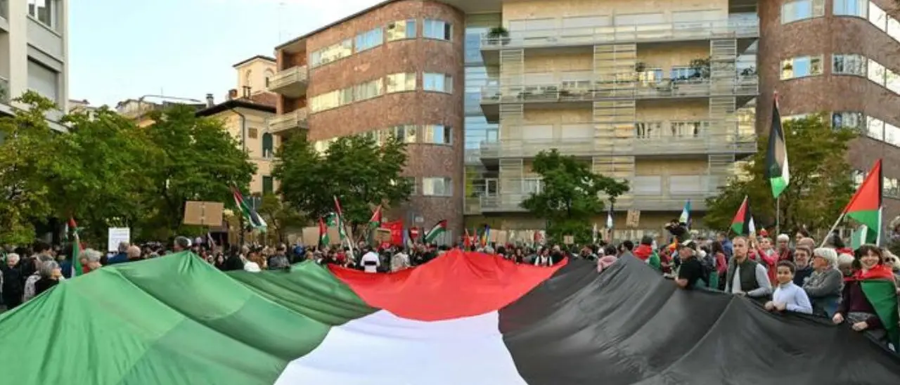 Udine, città “blindata” per il corteo per\u00A0la Palestina:\u00A0manifestanti in piazza\n
