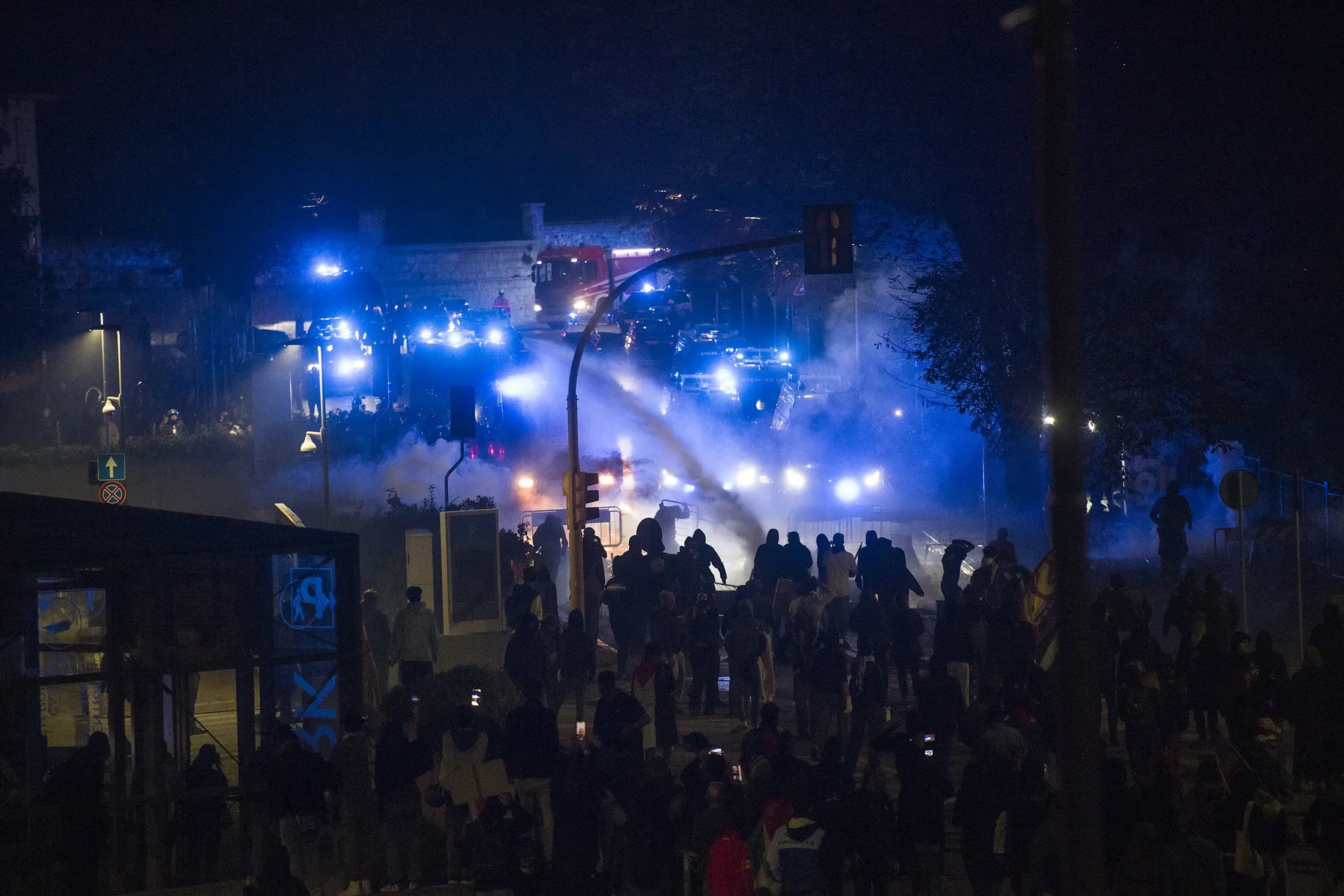 Italia-Israele a Udine, scontri tra manifestanti Pro Pal e polizia: «Non si gioca contro chi rappresenta uno Stato genocida»\n