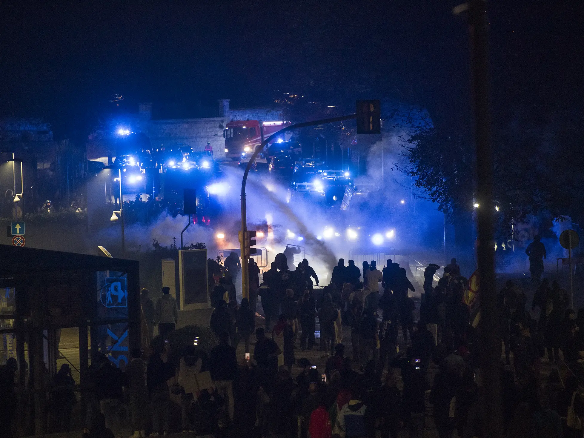 Italia-Israele a Udine, scontri tra manifestanti Pro Pal e polizia: «Non si gioca contro chi rappresenta uno Stato genocida»