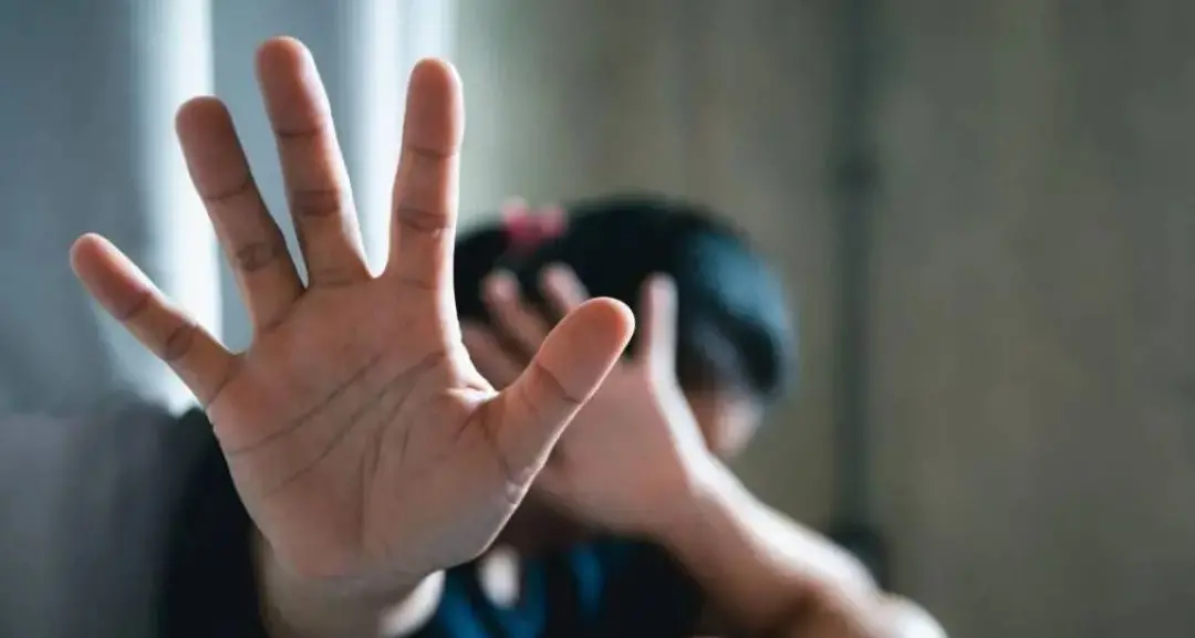 Tre ragazzine abusate a San Giovanni in Fiore, condannato il padre: era consenziente