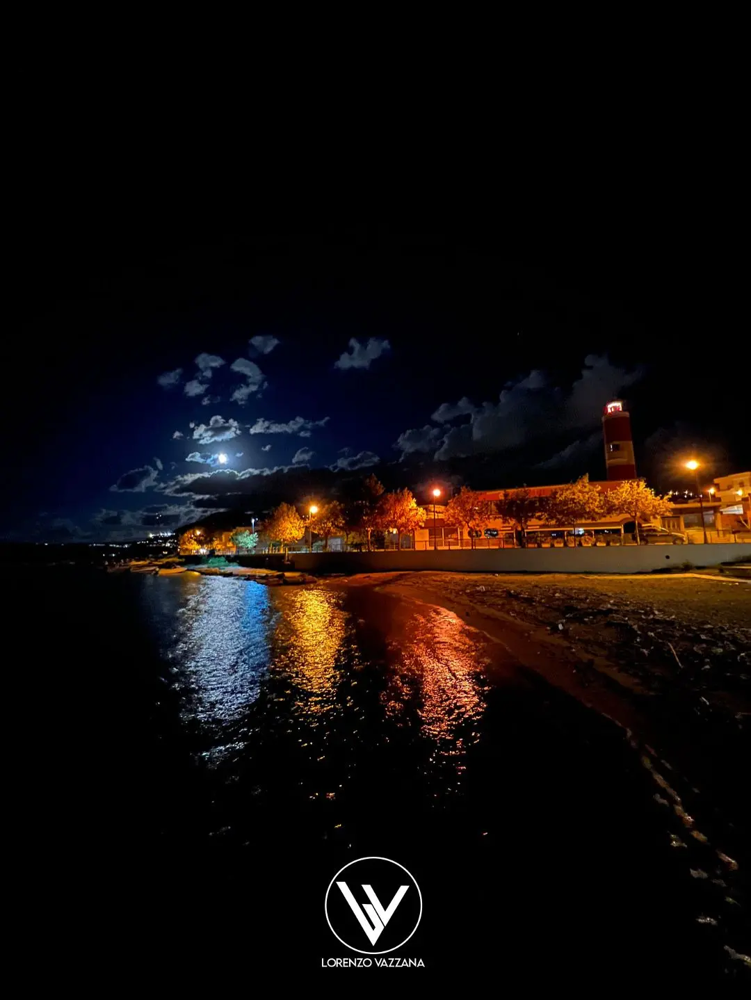 LA FOTO DEL GIORNO | Il faro, la luna e il mare: poesia notturna sul lungomare di Pezzo