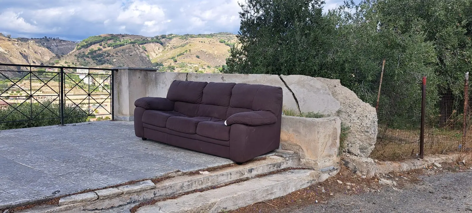 Rifiuti tra Prumo, Riparo e Cannavò, l’appello del parroco: «Custodiamo insieme la nostra casa comune»