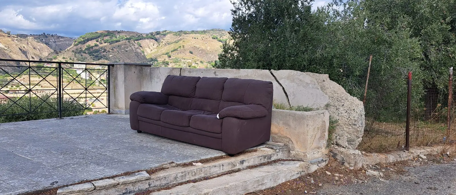 Rifiuti tra Prumo, Riparo e Cannavò, l’appello del parroco: «Custodiamo insieme la nostra casa comune»