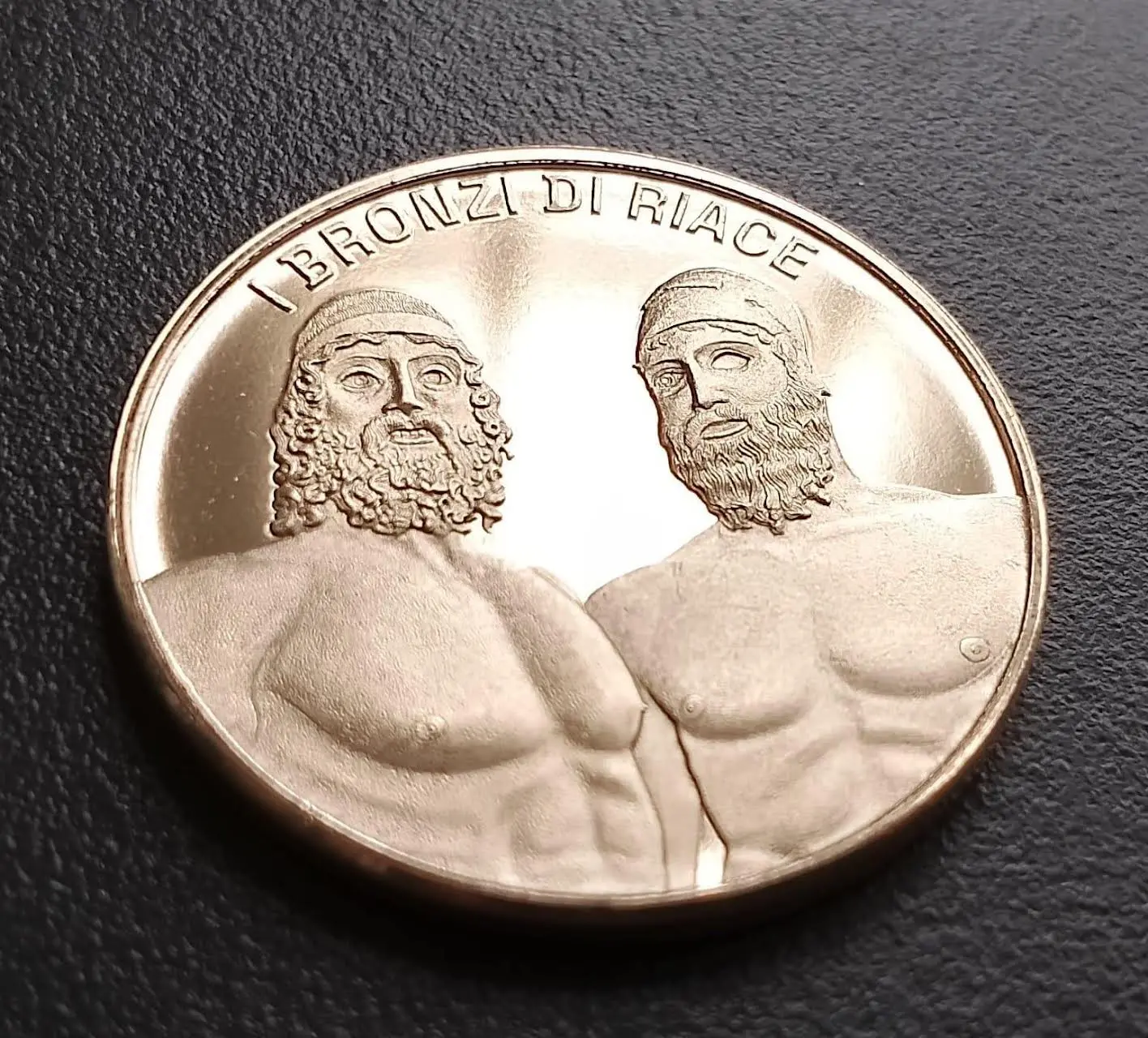 Reggio, un nuovo souvenir ufficiale celebra i Bronzi di Riace e il Museo archeologico